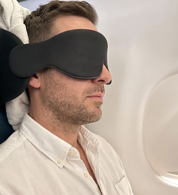 Voorbeeldfoto van een reiziger met slaapmasker