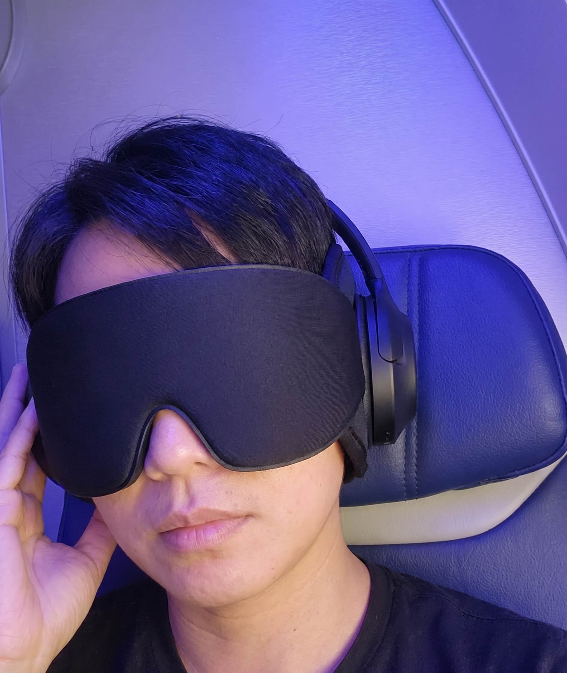 Voorbeeldfoto van een reiziger met slaapmasker