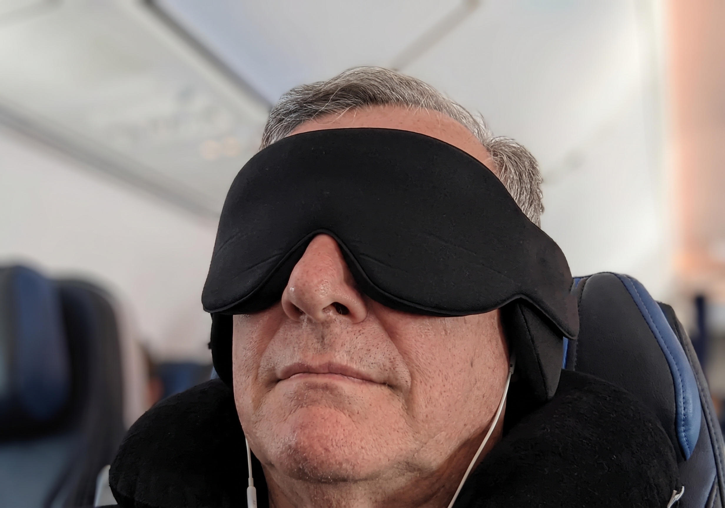 Voorbeeldfoto van een reiziger met slaapmasker