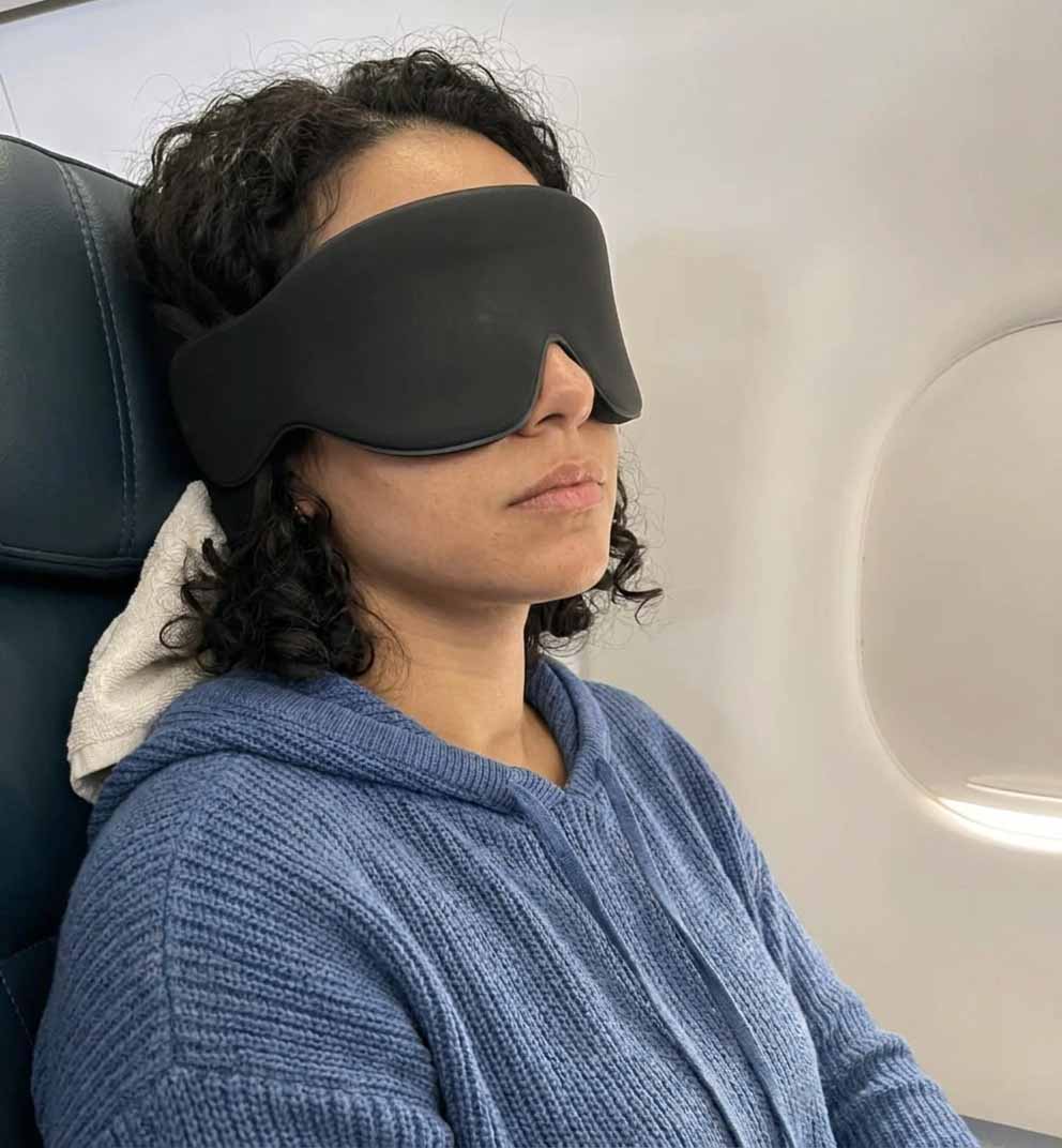 Voorbeeldfoto van een reiziger met slaapmasker